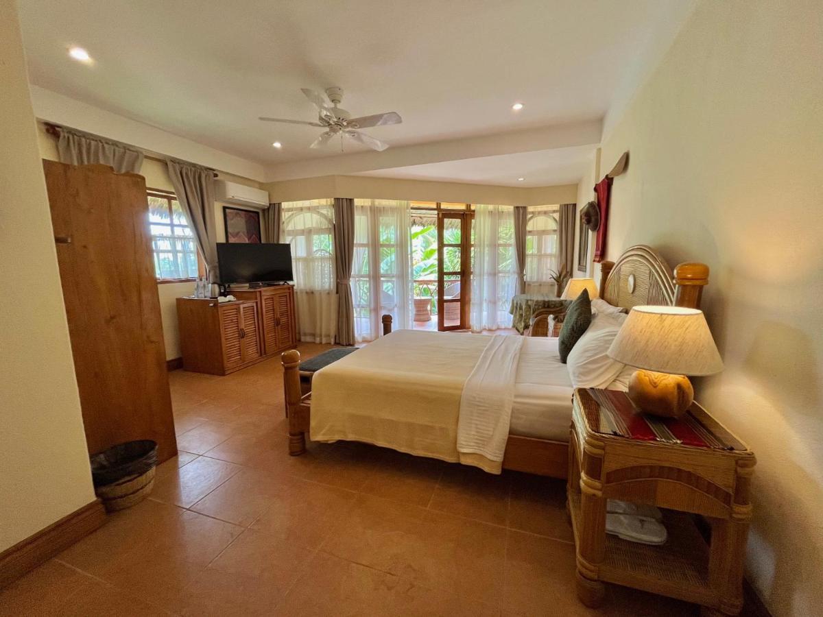Coco Grove Beach Resort, Siquijor Island Exterior foto A room at the resort