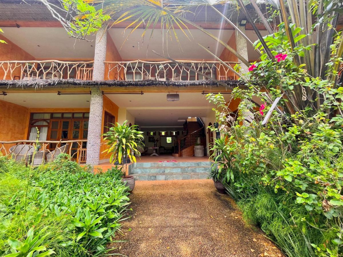 Coco Grove Beach Resort, Siquijor Island Exterior foto The entrance to the hotel