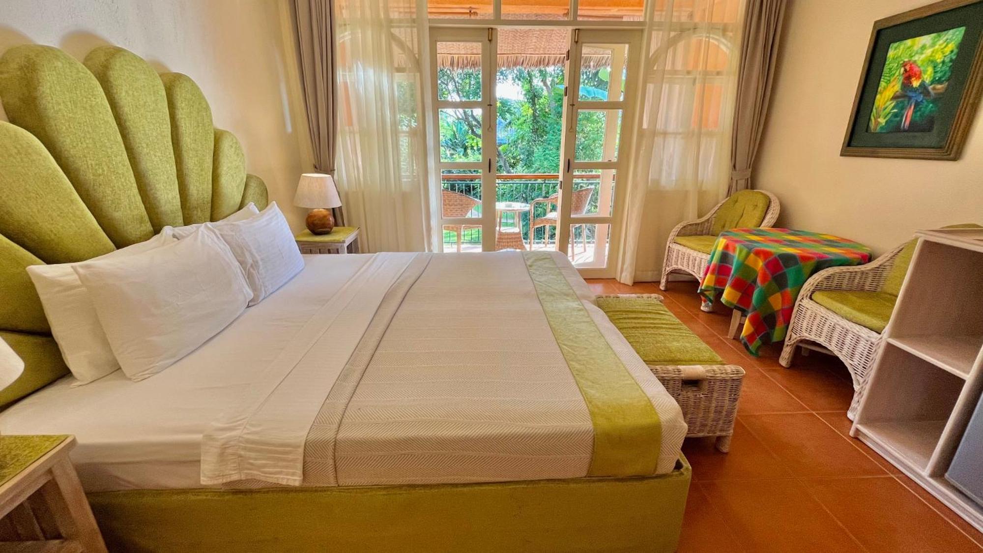 Coco Grove Beach Resort, Siquijor Island Quarto foto A room at the hotel